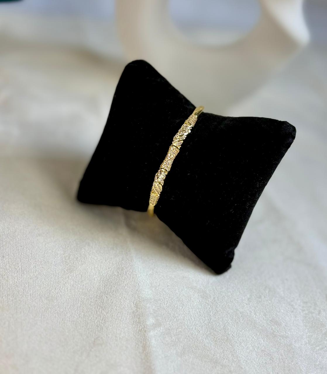 Pavé Leaf Twist Kada